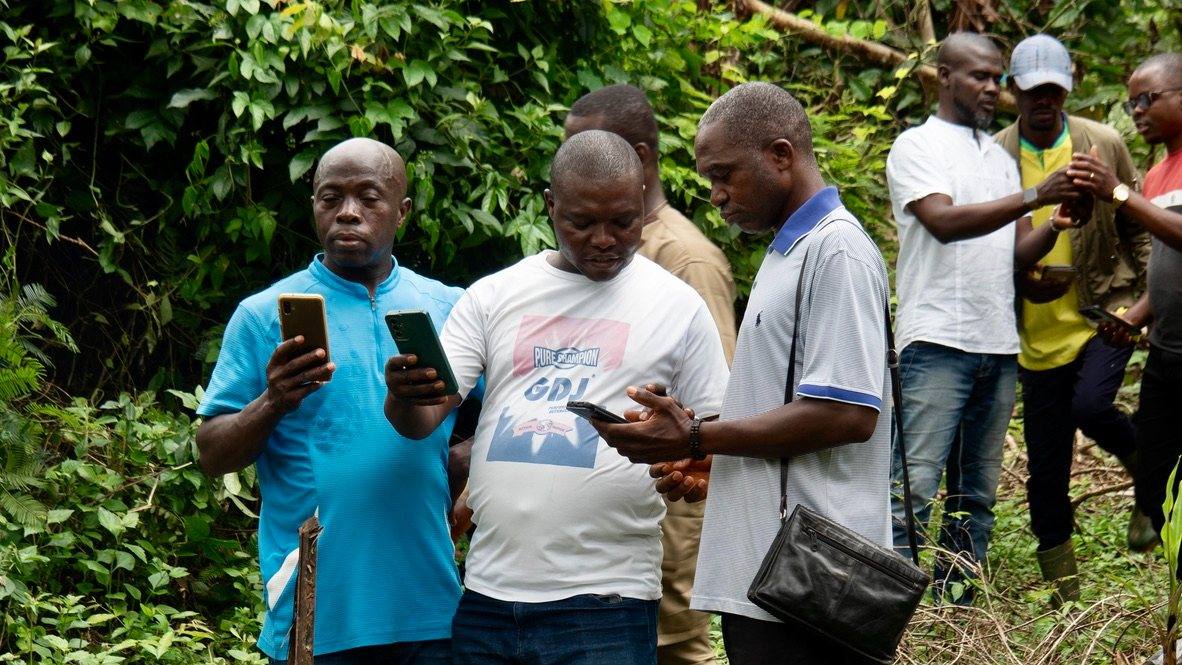 Field agents using the Abeya app on their phones